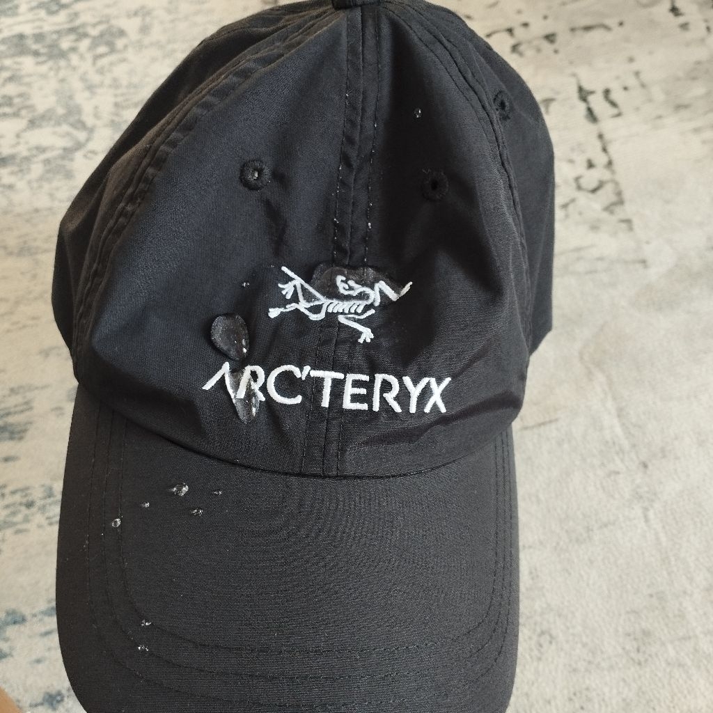 topi arcteryx waterproof