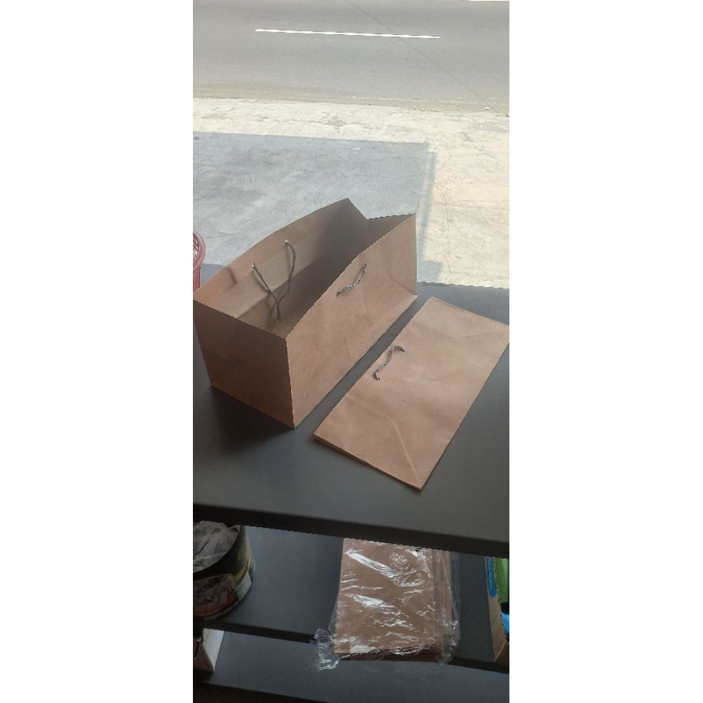 

Paperbag Brownies Besar (L) kraft polos ukuran 36 x 15 x 15 per 10 pcs