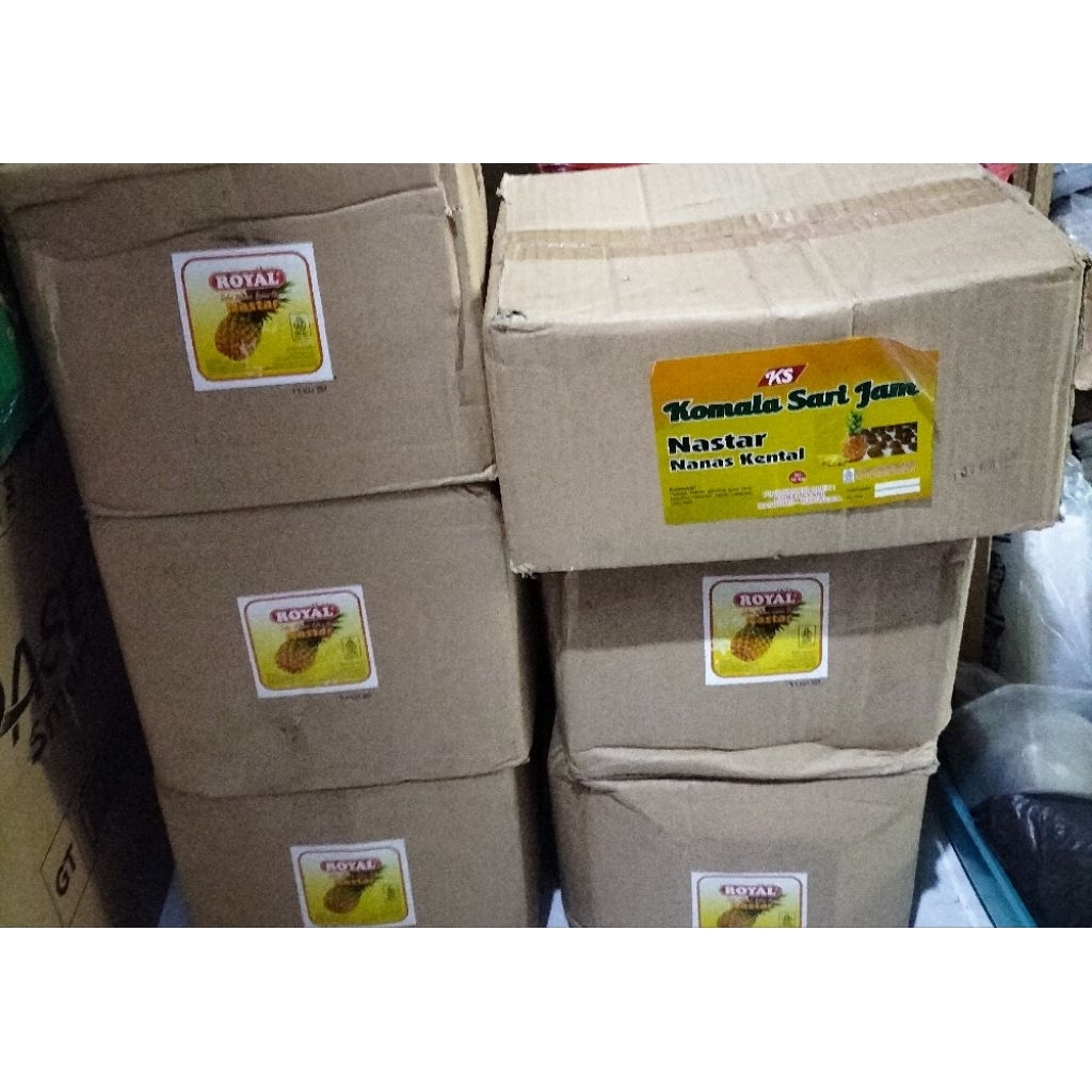 

(1dus) slai nanas nastar royal dan (1dus) slai nanas nastar Kumala sari