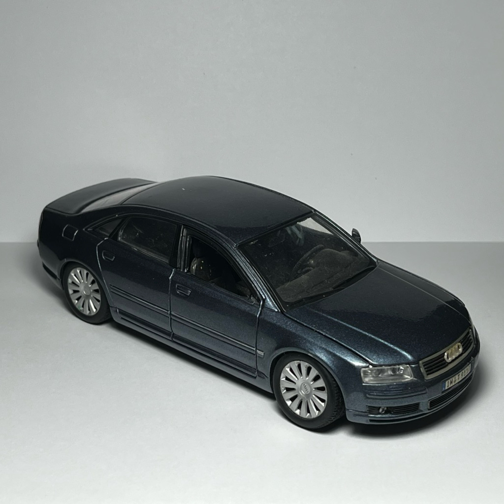 Mainan Mobil Diecast Preloved Audi A8 Maisto Sedan Grey