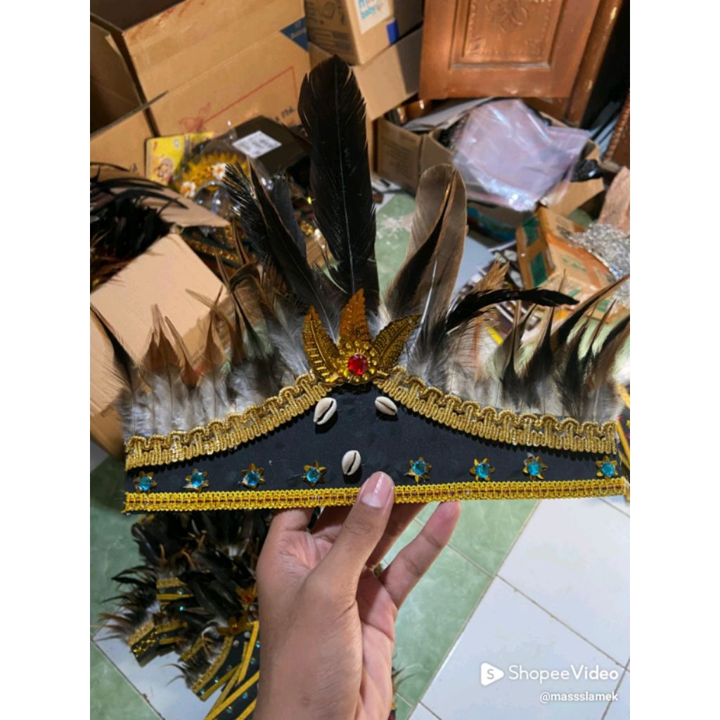 Mahkota kerang hiasan kepala