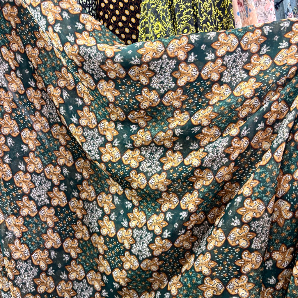 Sifon Sutra Motif Batik Hijau Botol – Kain Jatuh & Elegan untuk Busana Wanita lq