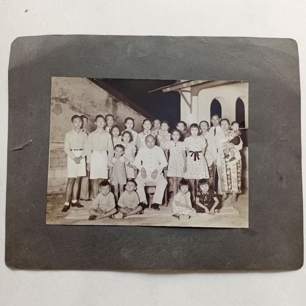 Foto Kenangan Keluarga Besar Peranakan