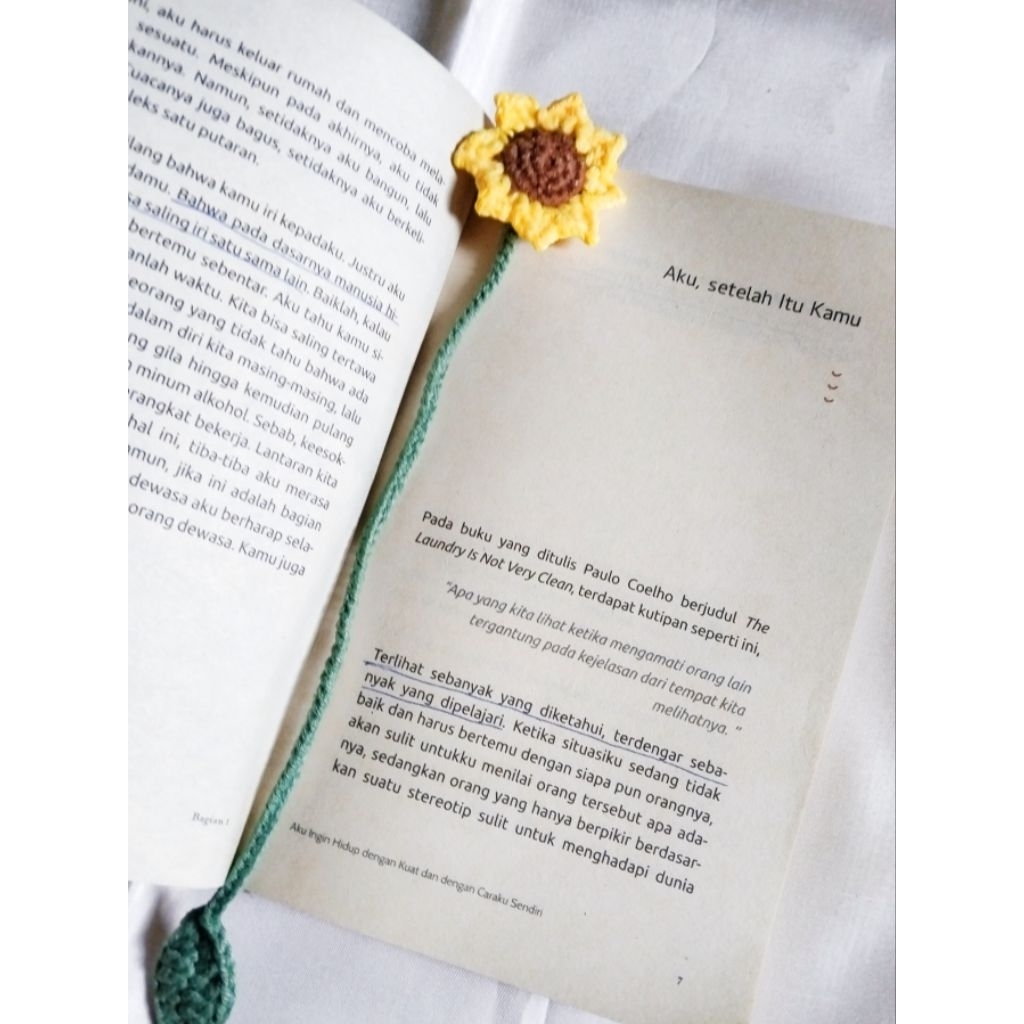 

Pembatas buku rajut 2 in 1 gantungan tas sunflower Keychain