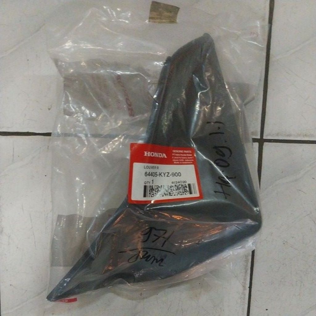Cover Louver sebelah kanan untuk motor New Supra x 125 Helm In 64405KYZ900