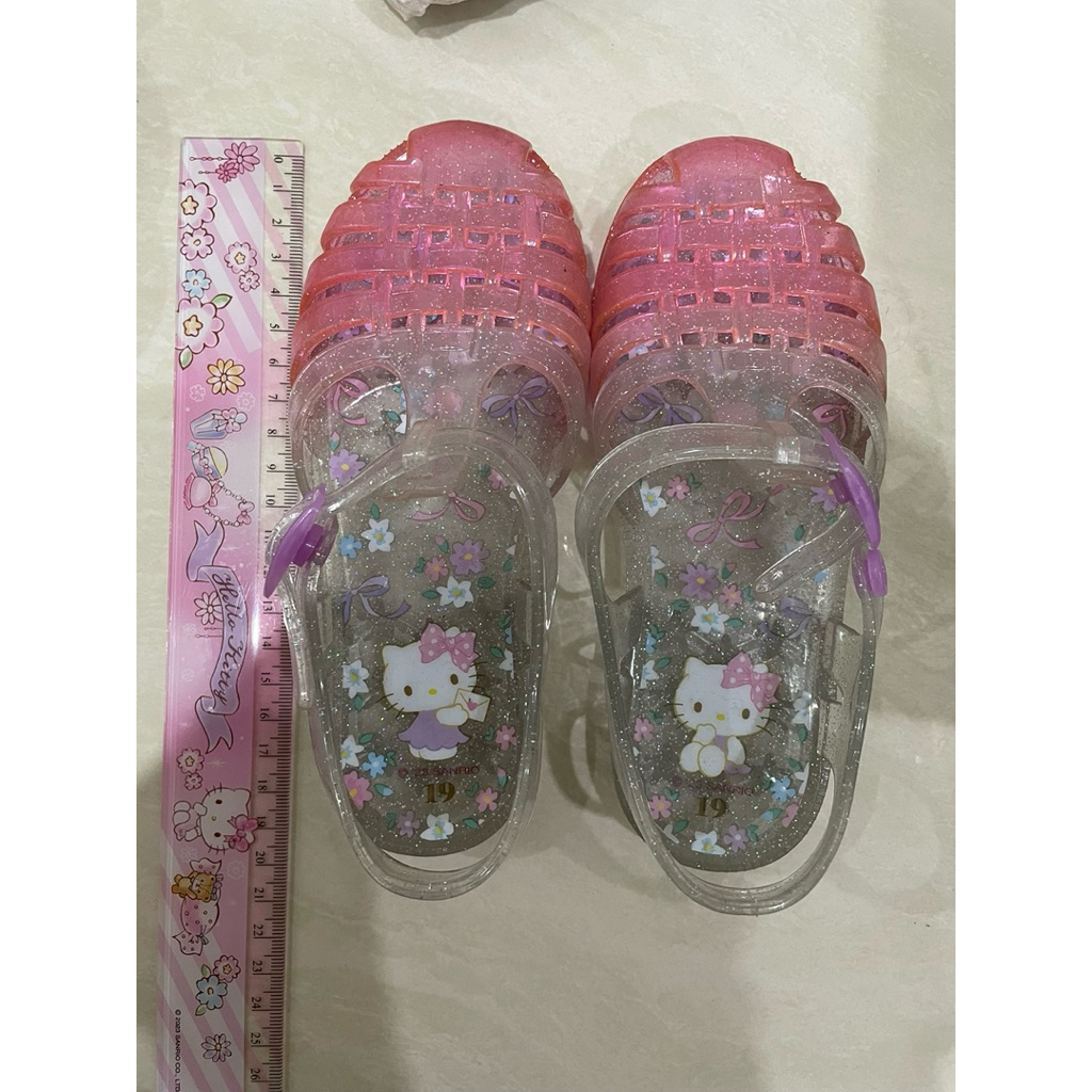 preloved sepatu flats hello kitty insole 19cm