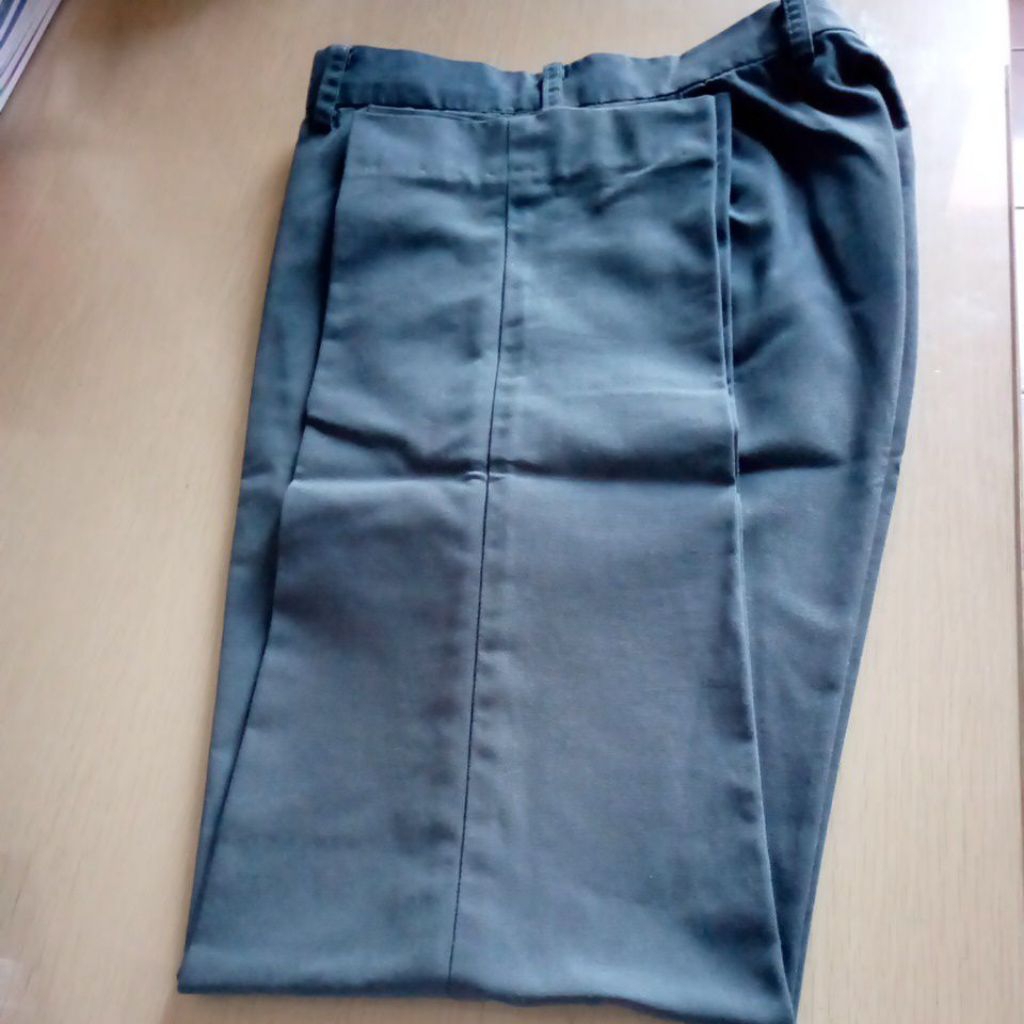 Preloved Celana Panjang Abu- Abu SMA utk badan kurus