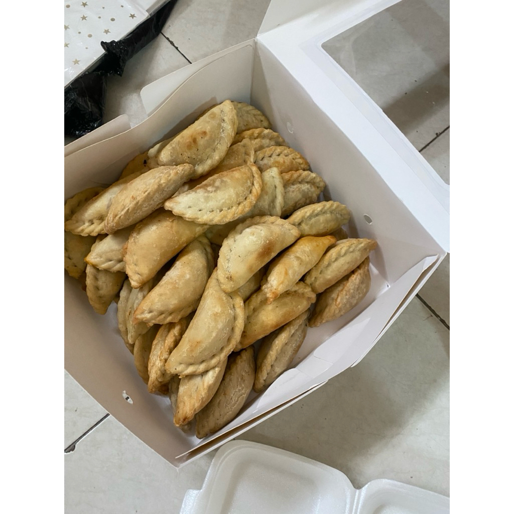 

Cireng isi ayam suwir, bakso, sosis, dan keju