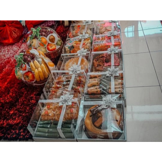 

KOTAK KUE LAMARAN HANTARAN SESERAHAN WRANA SILVER UKURAN 25X25
