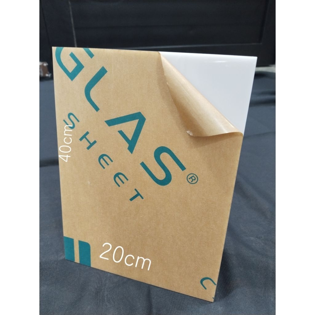 

Akrilik Putih susu Tebal 2mm ukuran 20x40cm