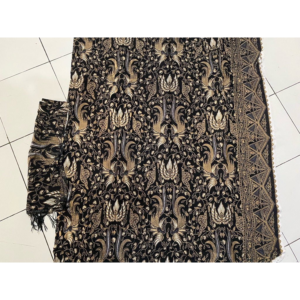 Kamen sutra Paris. Kamen batik. Kamen batik paris