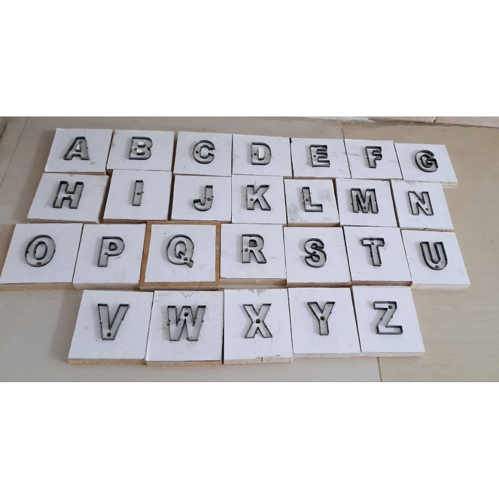 

pisau pond abjad kapital