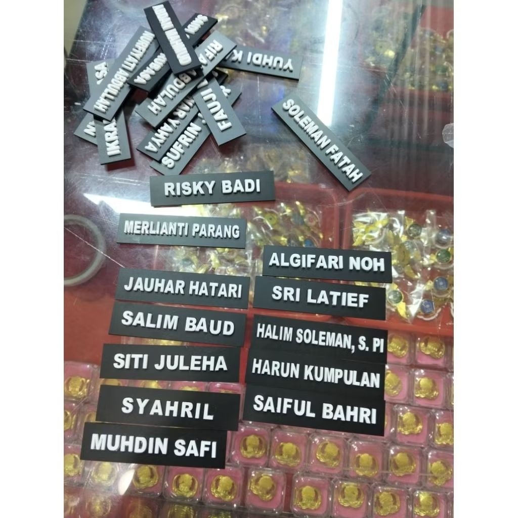 

papan nama huruf timbul-name tag huruf timbul