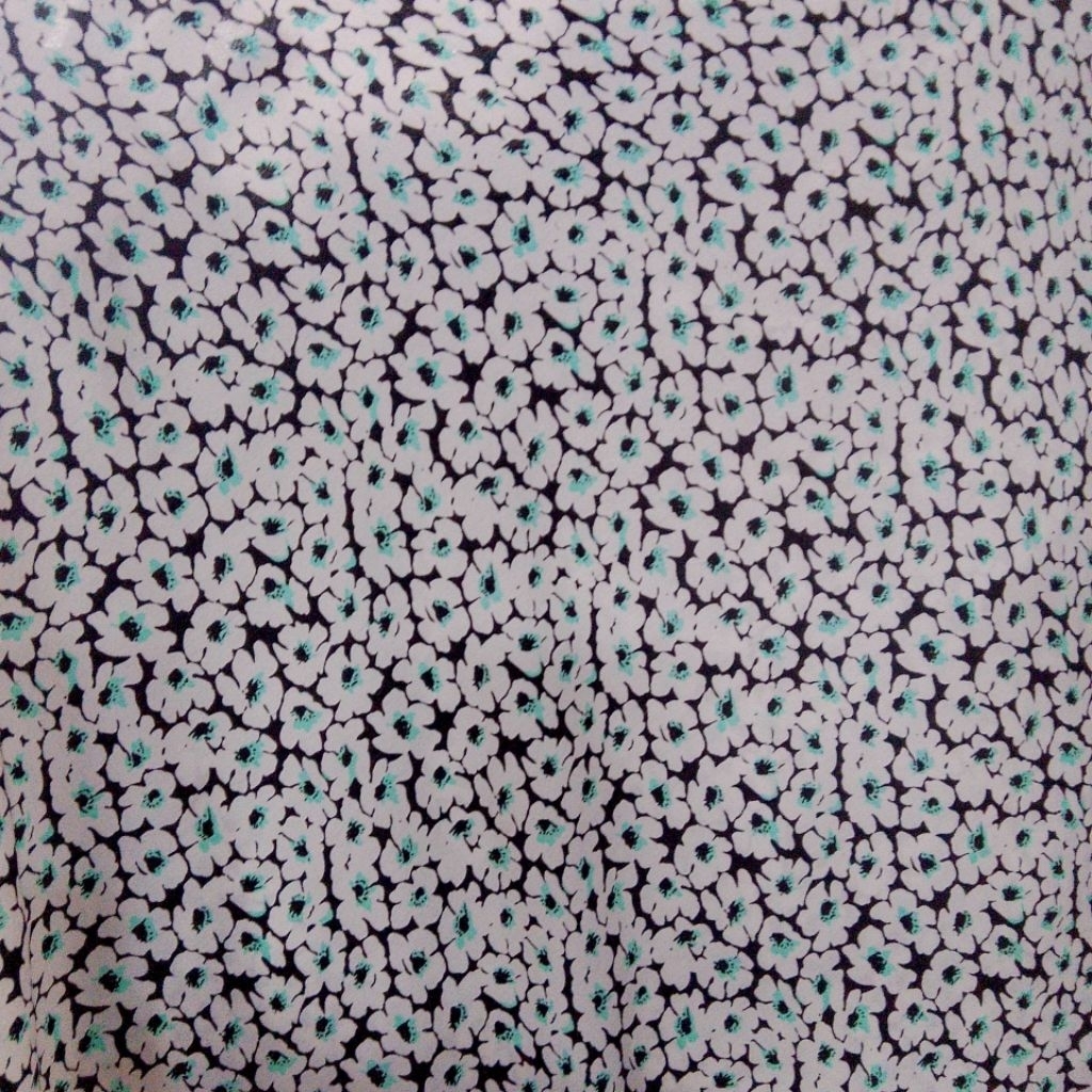 Kain Wolfis Motif Bunga Kecil Putih Tosca – Bahan Adem, Jatuh, Tidak Menerawang – Lebar 150cm mt