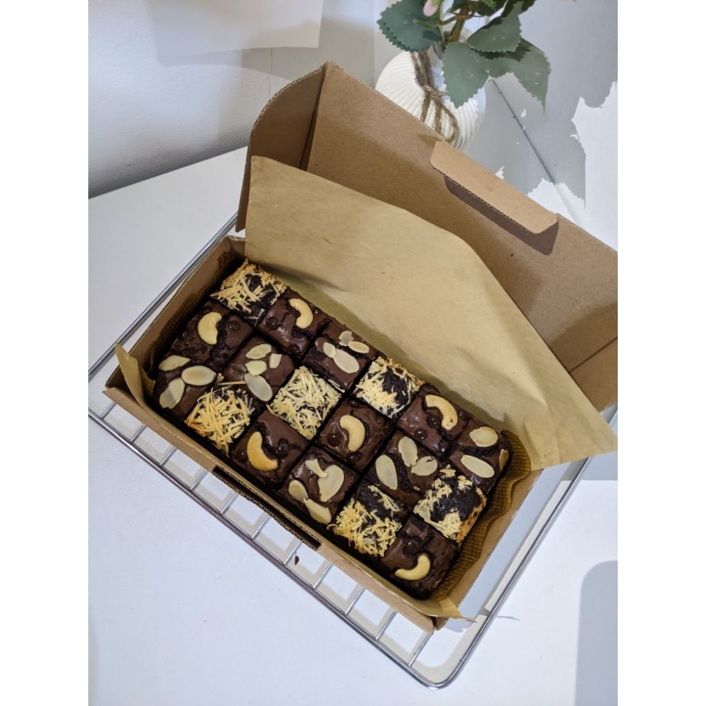 

fudgy brownies / brownies panggang khas bandung / brownies sekat / coklat premium / ukuran 20x10 / brownies shiny crust toping / by jajan doeloe