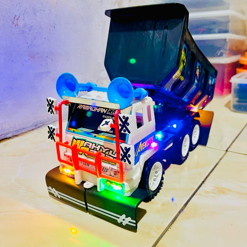 Mobil Mainan Anak Laki-laki Miniatur Truk Oleng Modif Strobo Lampu Warna Warni Muatan Pasir