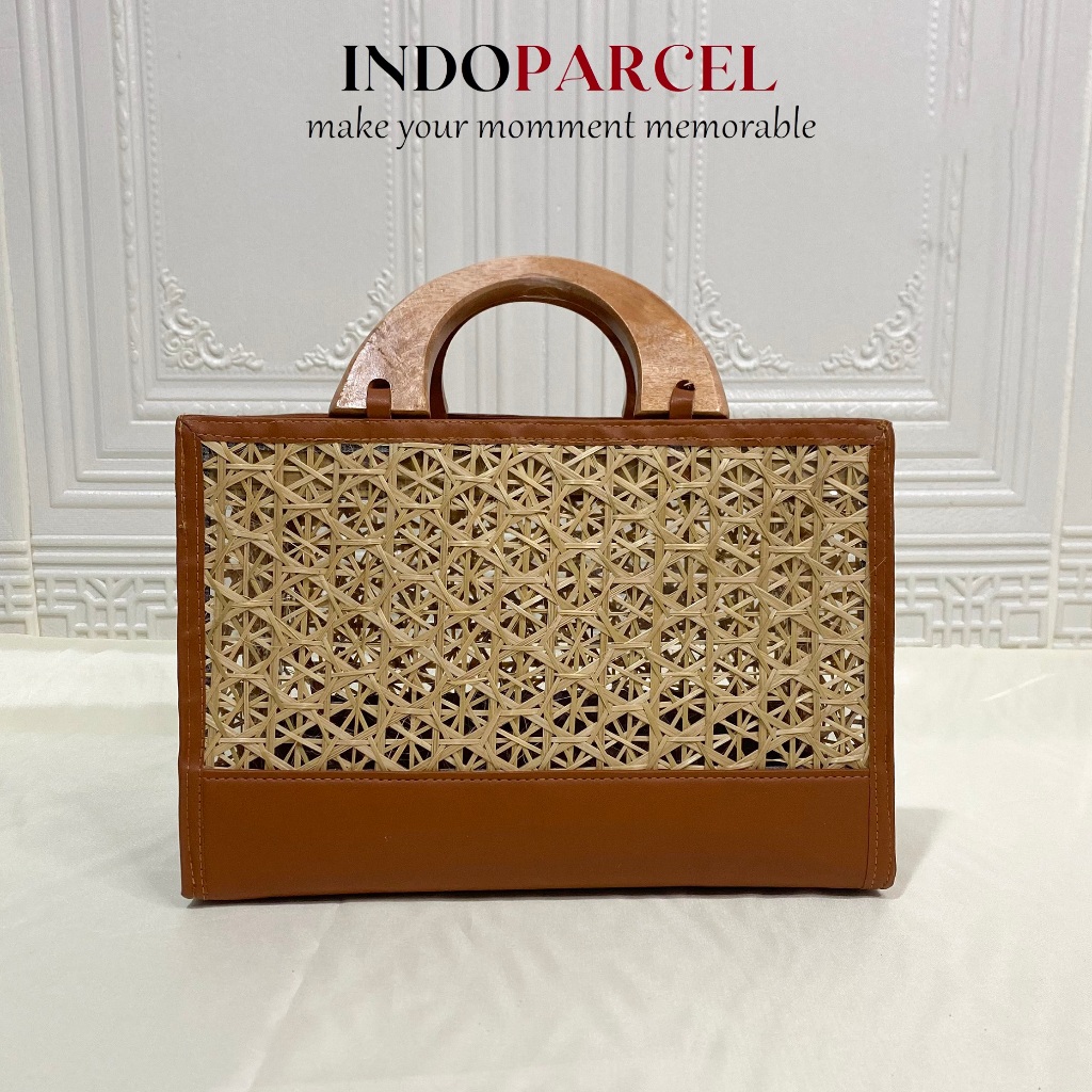 

INDOPARCEL - Tas Hampers Kulit Sintetis Kombinasi Anyaman Bambu Variasi Warna Tas Etnik Bungkus Kemasan Serbaguna