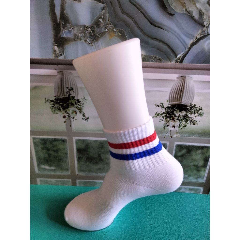 kaos kaki pendek putih garis merah biru