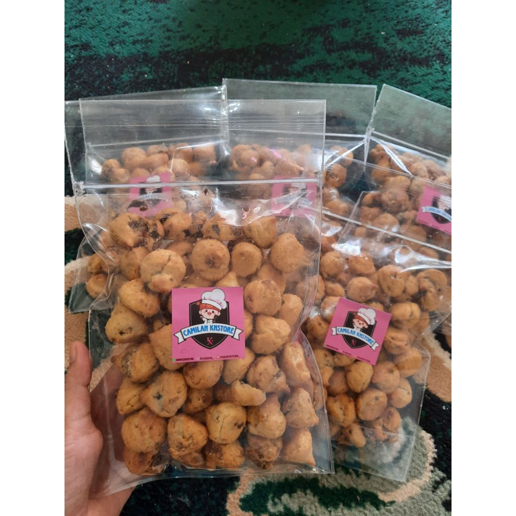 

kue soes kering cokelat lumer