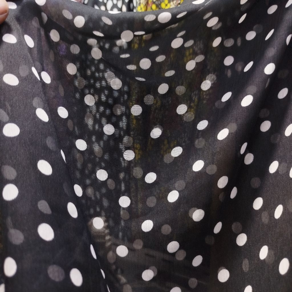 Kain Sifon Sutra Motif Polkadot Hitam Putih – Bahan Sifon Ceruty Youryu Premium – Per 0,5 Meter – Co