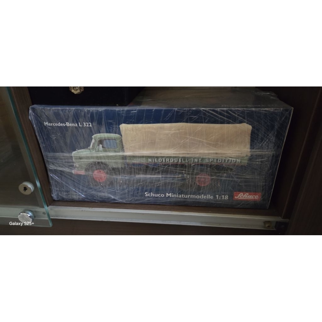schuco Mercedes- Benz L322 .skala 1:18