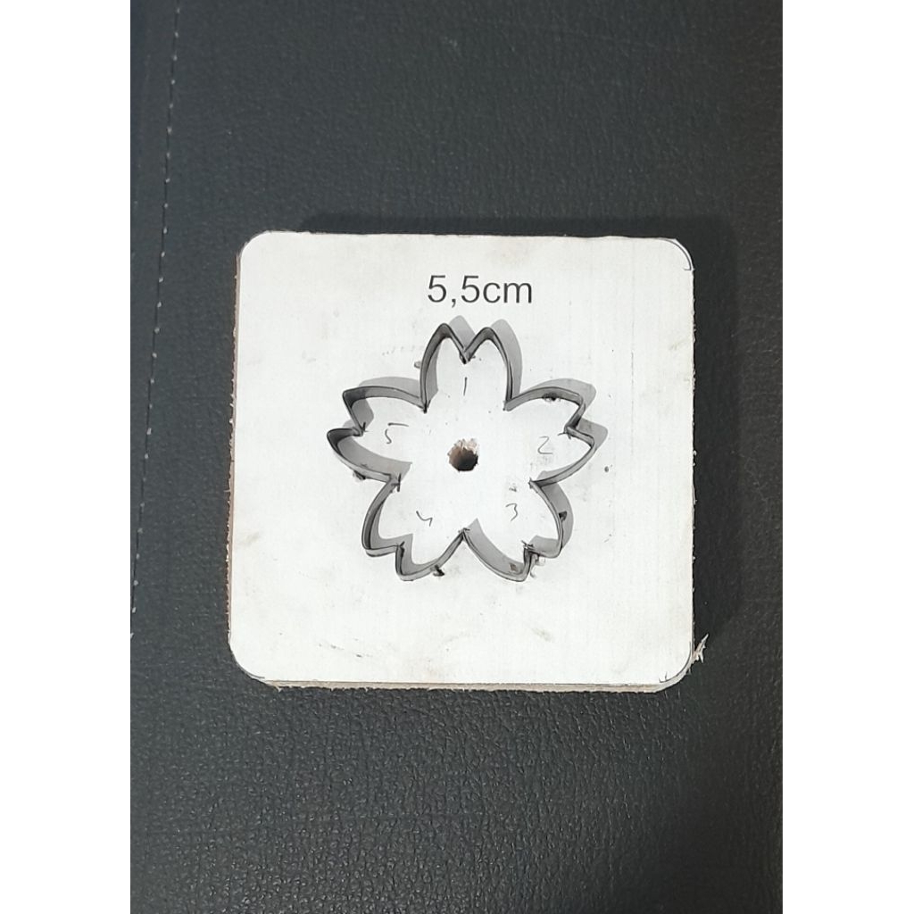 

Pisau pond bunga sakura ukuran 5cm