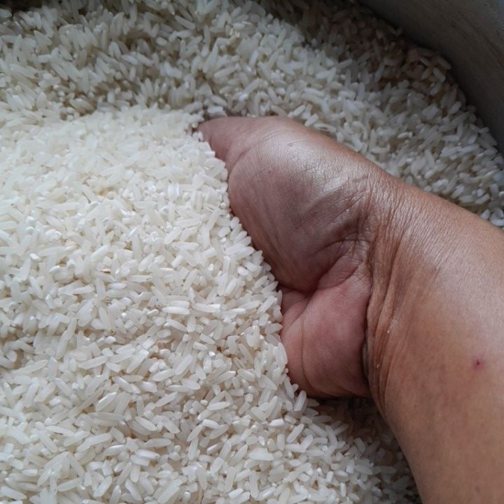 

beras murah kualitas bagus.hasil nasi pulen berat 5kg