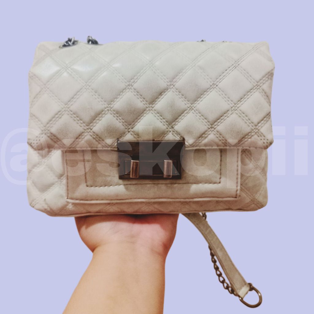 Tas Selempang Wanita Warna Putih – Model Quilted Elegan Rantai Gold