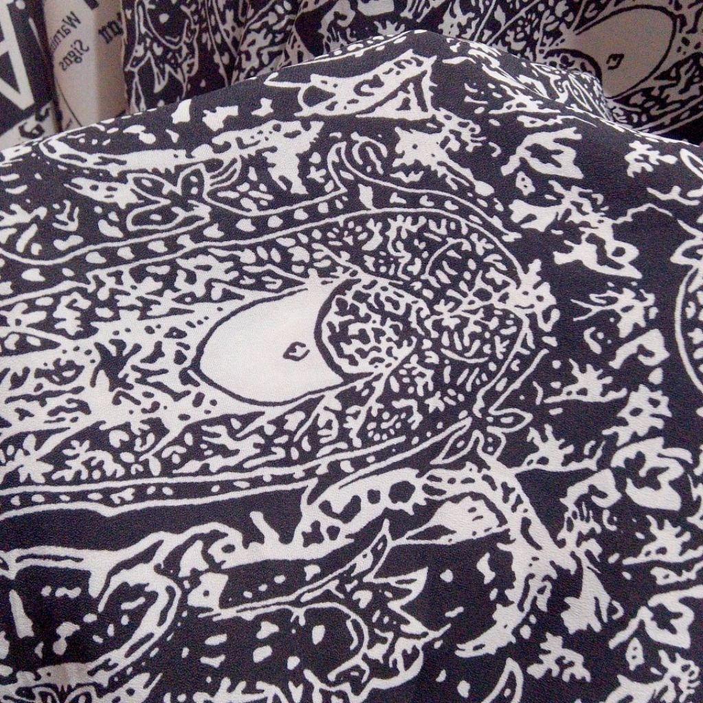 Kain Ceruty Zara Motif Paisley Hitam Putih - Bahan Halus Jatuh Adem untuk Gamis/Khimar knt
