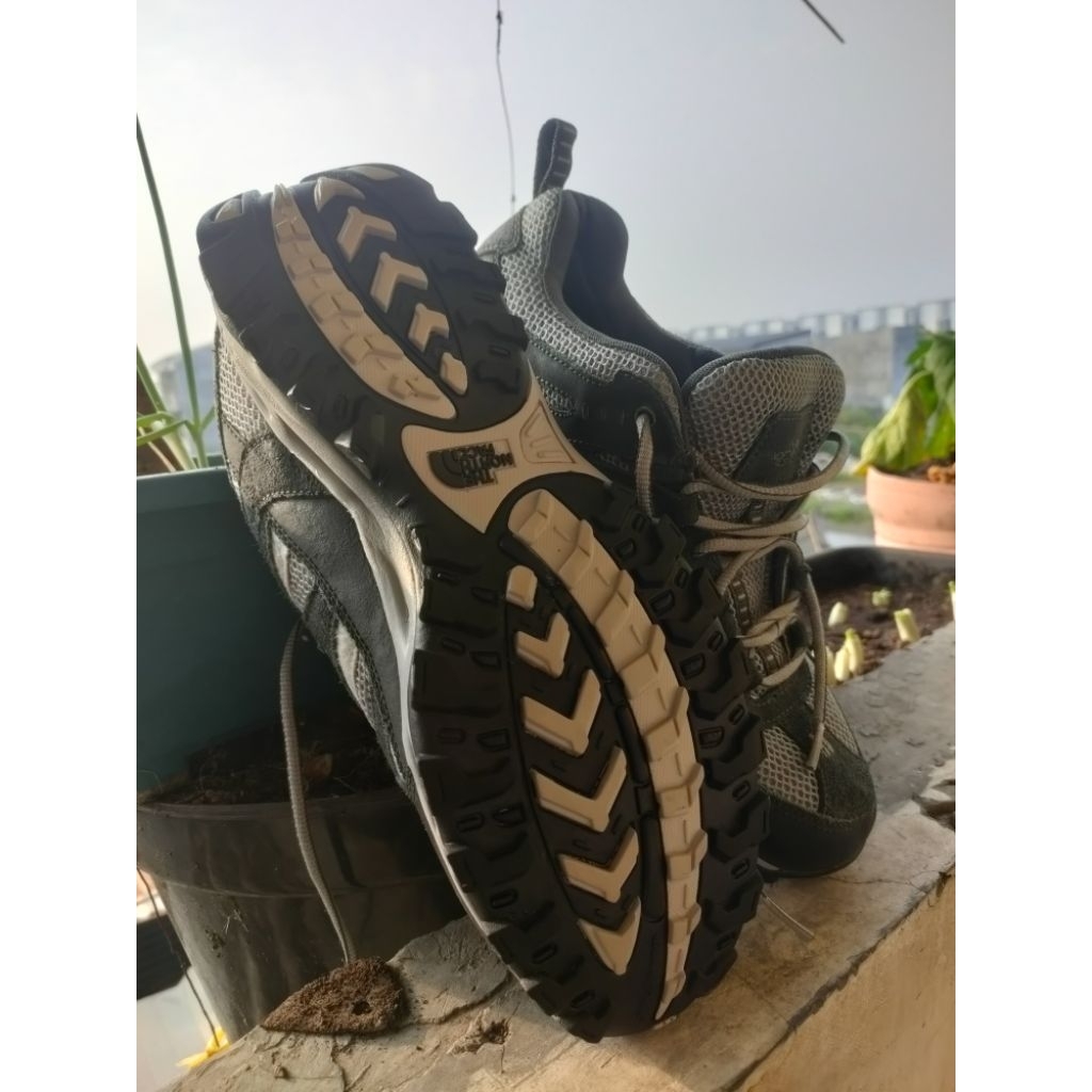 SEPATU GUNUNG TNF THE NORTH FACE ABU ABU