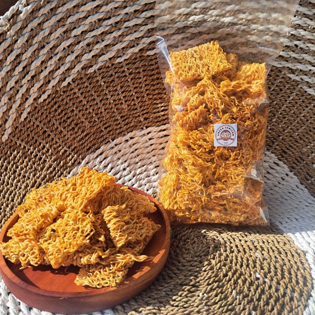 

Cemilan Mie Kering Mie Kremes Pedas Gurih Renyah Extra Daun Bumbu Cikruh Khas Bandung