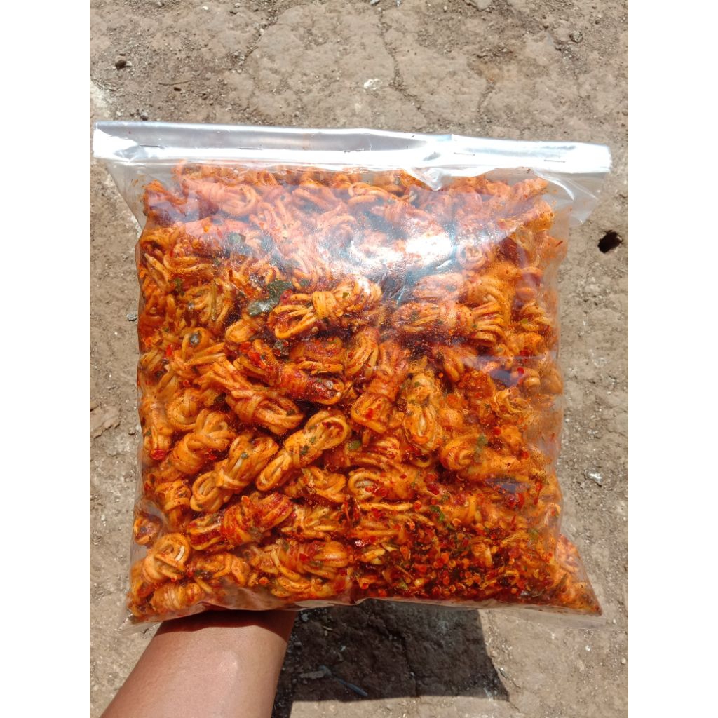 

mie gulung uwel cemilan pedas kemasan 500gr/250gr/1kilo