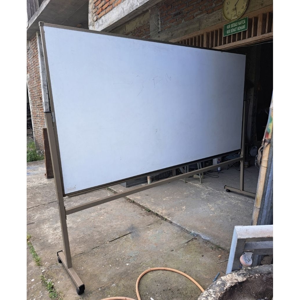 

white board papan tulis white board gantung ukuran 240x120cm white board DAIKO dan white board ukuran 120x60cm (2 white board)