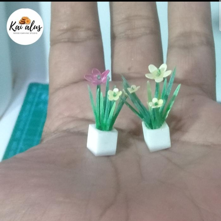 Miniatur tanaman bunga pot (pot lurus)