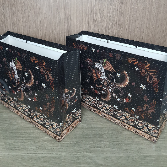 

Paperbag Batik Motif Merak Mistik Ukuran Besar 40x12x30cm