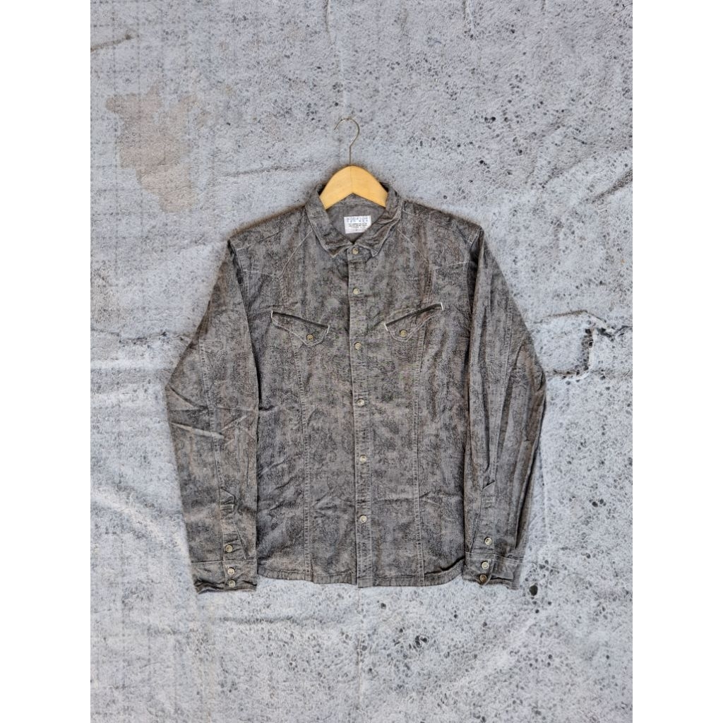 KEMEJA MOTIF NICOLE CLUB FOR MEN LIKE NEW KANCING BATUSIZE TAG: L
LD:106Cm
P: 68Cm