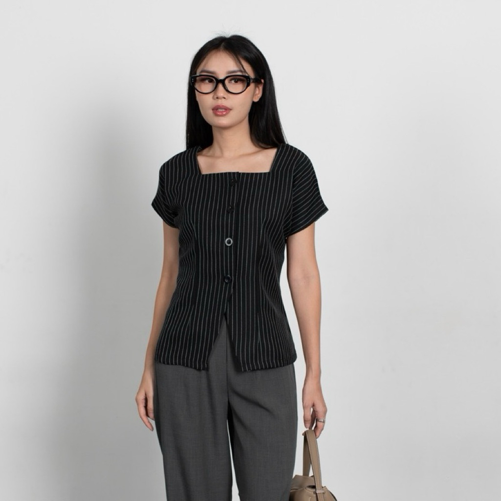 PRELOVED BAJU PRIBADI UNIQLO / baju kemeja / baju / kaos / crop top / baju batik / baju kerja / PREL