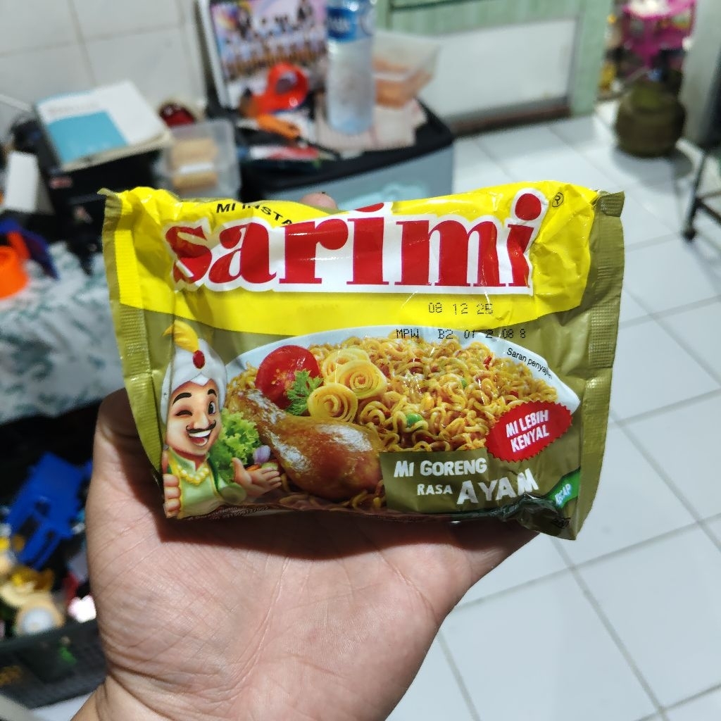 

mie mi goreng instan sarimi rasa ayam cemilan jadul kalimantan