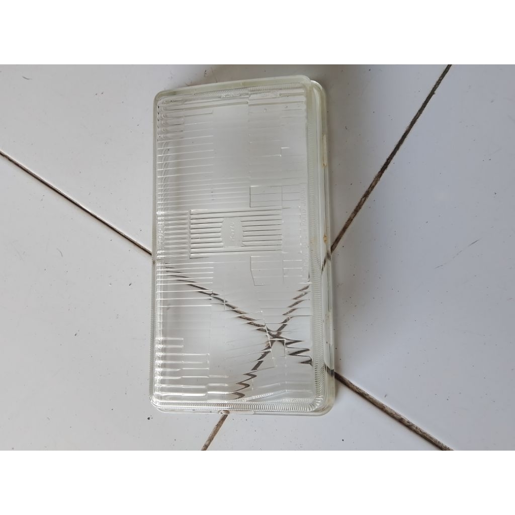 Kaca lampu Corolla DX 82/83(kanan)