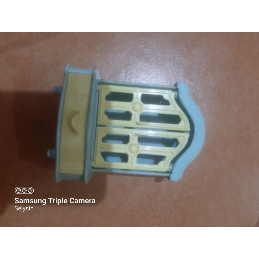 figur miniatur lemari kecil