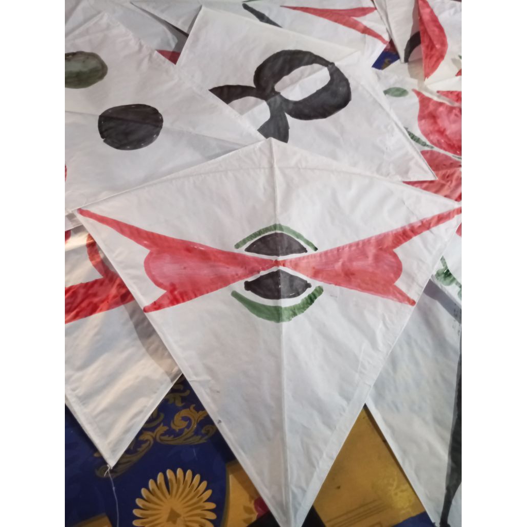 layang-layang kertas