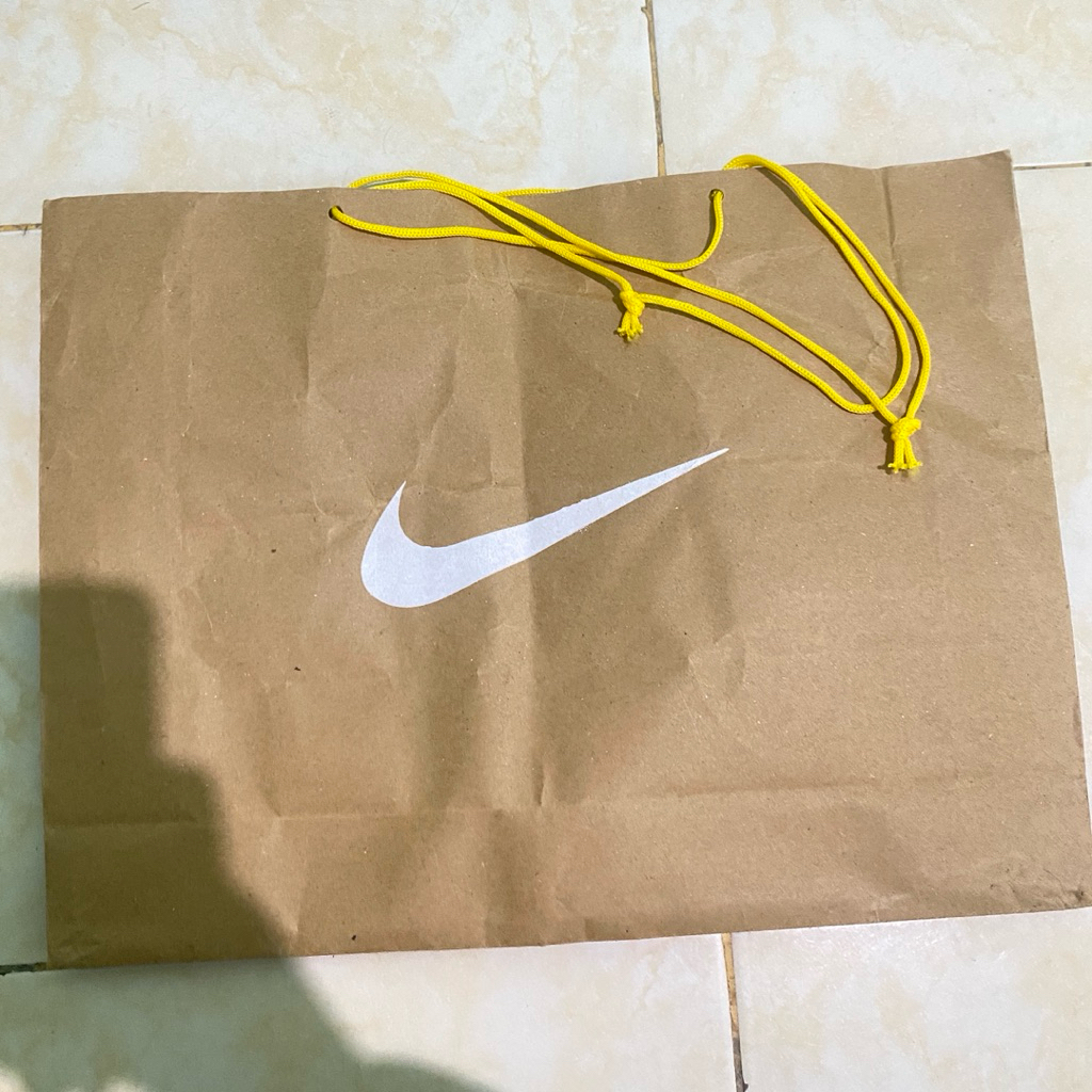 

Preloved Paperbag Nike/Paperbag Oh Some/ Shopbag Nike/ Shopbag Oh Some