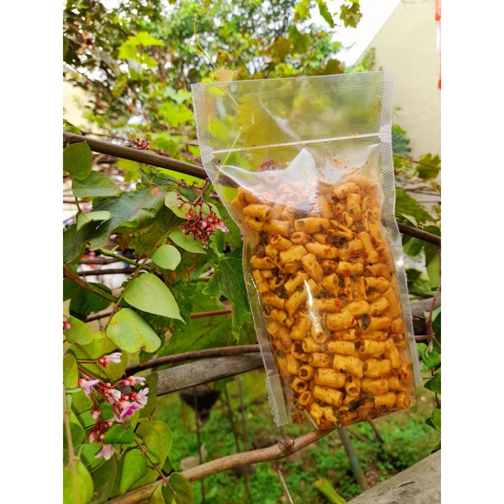 

Aneka Cemilan Viral Sebring Seblak Kering Kurnia Makaroni Makroni Bantat 250gr Asin Pedas Daun Jeruk / Original