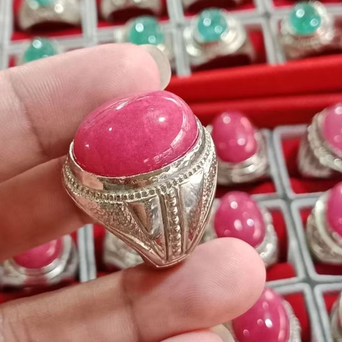 cincin batu giok merah