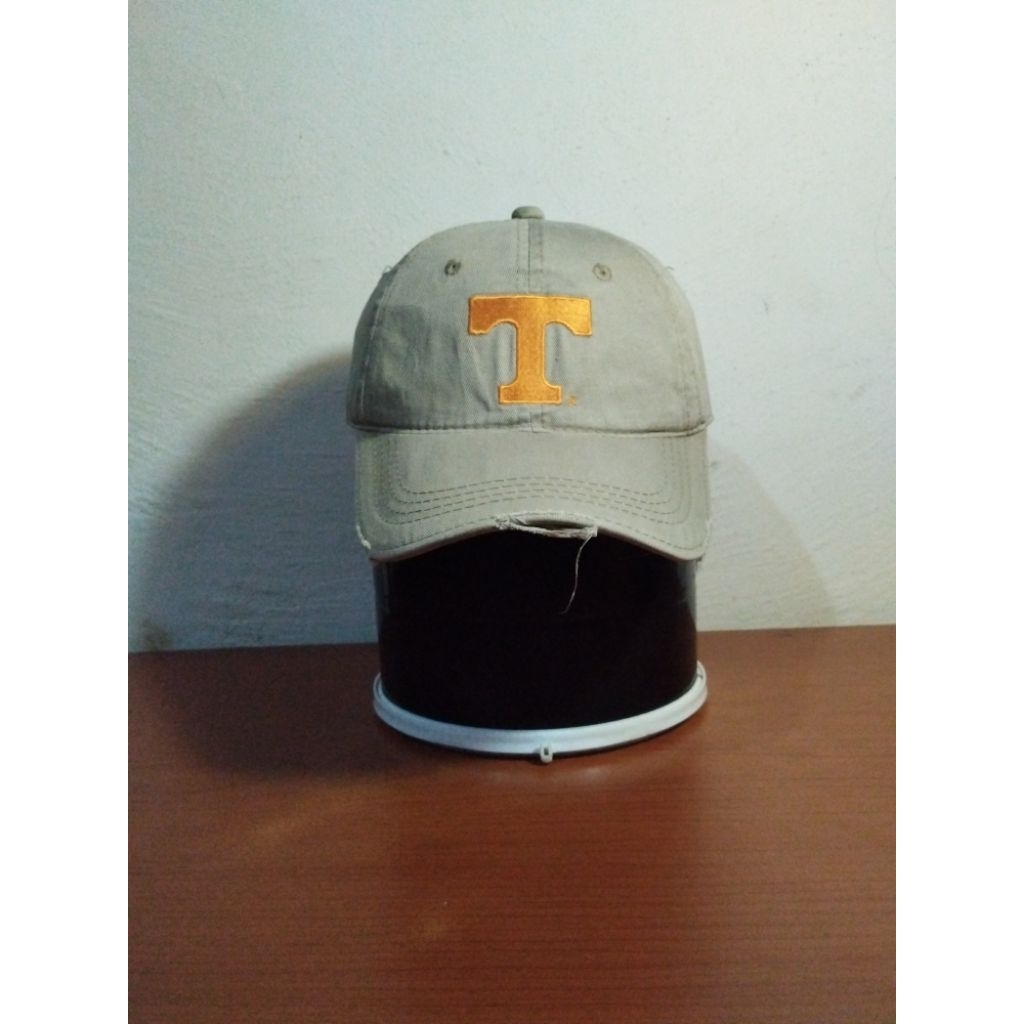 Topi NCAA Ripped caps Logo T