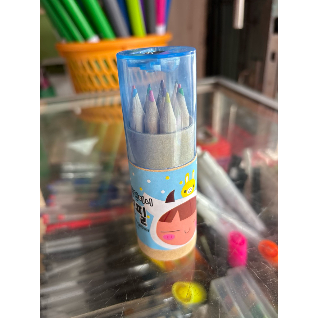 

Pensil Warna Mini Isi 12 + Rautan – Warna Cerah, Cocok untuk Anak TK/SD