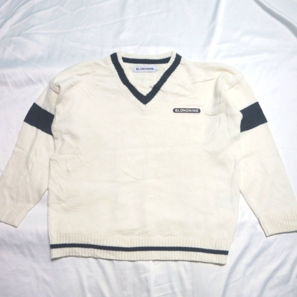 BLONDNINE Vneck Broken White Navy Korean Idol  Knitwear Sweater Sweatshirt Crewneck Rajut Wool Jaket