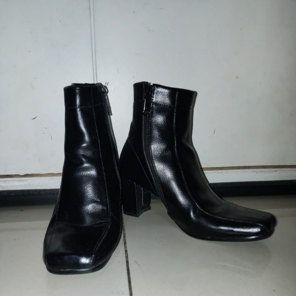 Preloved Sepatu Boots High Heels Wanita