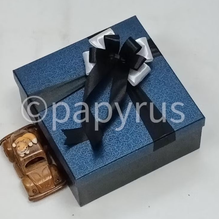 

PAPYRUS Kombinasi 22,5x22,5 Tinggi 10cm Kotak Kado Gift Box Hardbox Hampers Hadiah V1