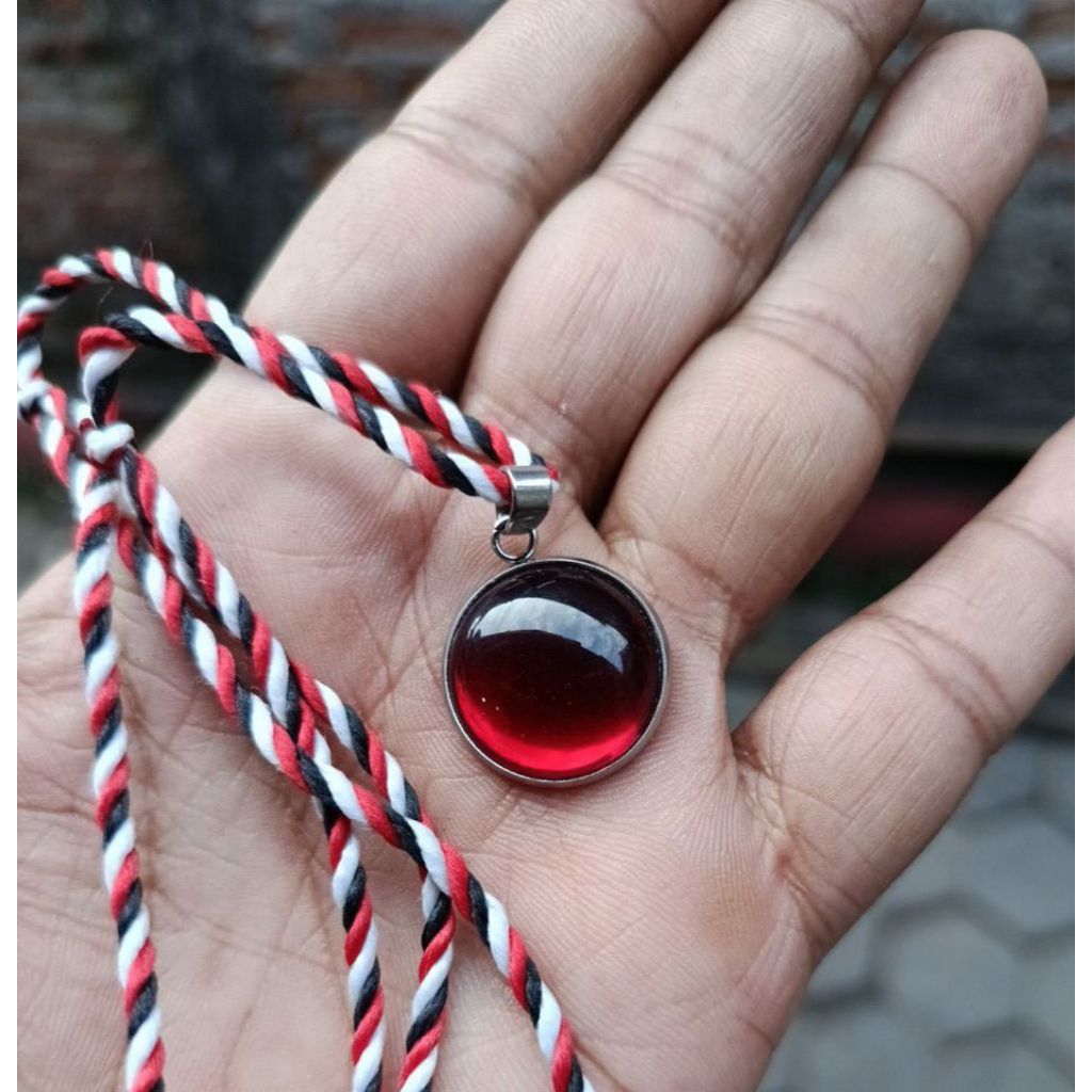 Kalung Tridatu liontin delima merah Siem bulat